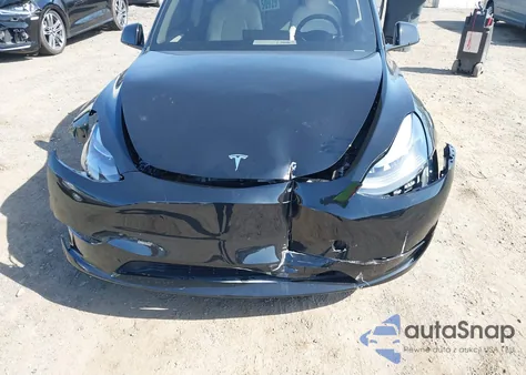 2025 Tesla Model Y Long Range Dual Motor All-Wheel Drive z USA, uszkodzony, nr VIN 7SAYGDEEXSF267888